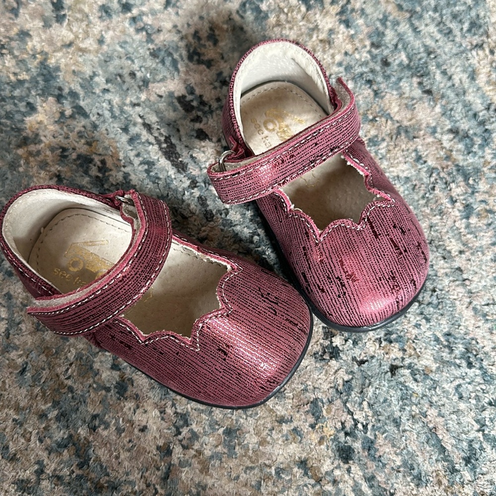 Like new** See Kai Run size 4 shiny maroon dress shoes